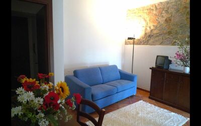 Il Fontanile: Habitación, Mueble, Sala, Propiedad, Sofá, Diseño De Interiores, Casa, Edificio, Mesa, Bienes Raíces