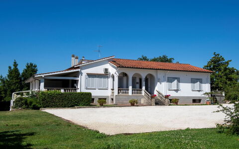 Casa Grion: Piscina, Casa, Cabaña, Inmuebles, Casa De Campo, Jardín, Villa, Hacienda, Yarda, Paisajismo