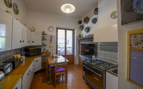 Casa Grion: Diseño De Interiores, Madera, Piso, Cocina, Mueble, Mostrador, Habitación, Techo, Suelo, Aparato De Cocina