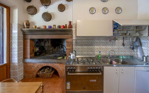 Casa Grion: Cocina, Aparato De Cocina, Electrodoméstico, Estufa De Cocina, Piso, Diseño De Interiores, Estufa, Habitación, Estufa De Gas, Mostrador