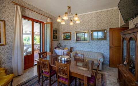 Casa Grion: Diseño De Interiores, Piso, Suelo, Casa, Habitación, Techo, Manchas De Madera, Planta De Casa, Comedor, Marco