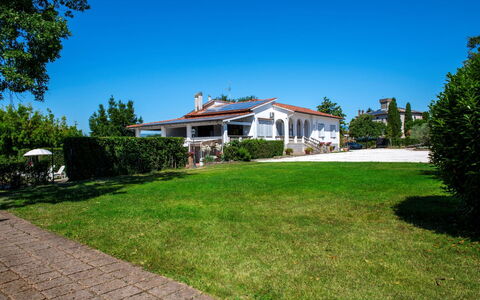 Casa Grion: Piscina, Casa, Cabaña, Inmuebles, Casa De Campo, Jardín, Villa, Hacienda, Yarda, Paisajismo