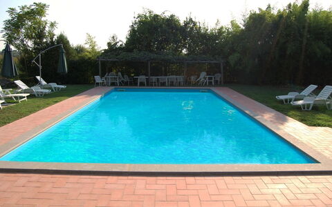 Casa Grion: Agua, Planta, Piscina, Cielo, Rectángulo, Sombra, Árbol, Material Compuesto, Ocio, Hierba