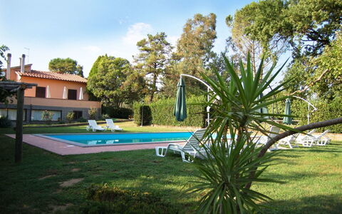 Casa Grion: Agua, Planta, Cielo, Edificio, Nube, Piscina, Ventana, Árbol, Sombra, Silla