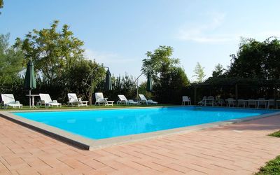 Casa Grion: Agua, Cielo, Planta, Propiedad, Piscina, Azur, Árbol, Sombra, Hierba, Ocio