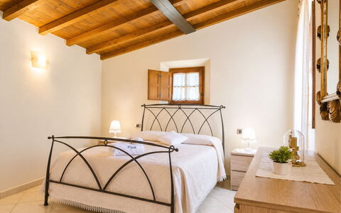 Pieve di Sant Ippolito: Mueble, Diseño De Interiores, Cama, Techo, Piso, Habitación, Suelo, Marco De La Cama, Casa, Habitación