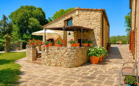 Pieve di Sant Ippolito: Jardín, Cabaña, Casa De Campo, Sombra, Paisajismo, Inmuebles, Yarda, Patio Interior, Pared De Piedra, Hacienda