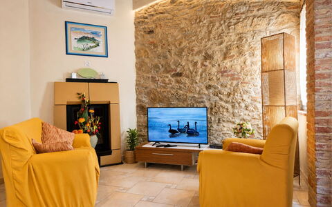 Pieve di Sant Ippolito: Mueble, Diseño De Interiores, Pared, Piso, Madera, Suelo, Habitación, Encendiendo, Sala, Sofá