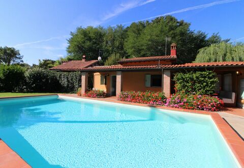 Pagliazzone: Agua, Cielo, Nube, Propiedad, Planta, Piscina, Azur, Azul, Árbol, Edificio