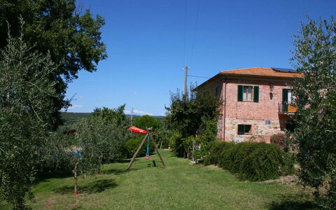 Casa Felice: Planta, Cielo, Ventana, Árbol, El Terreno Del Lote, Vegetación, Pendiente, Edificio, Casa, Hierba