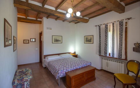 Casale Aiola: Mueble, Madera, Diseño De Interiores, Cama, Habitación, Suelo, Habitación, Techo, Piso, Sábana