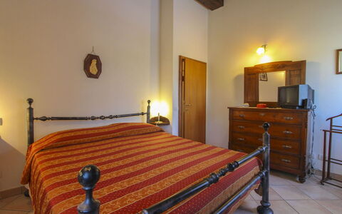 Il Viaggiolo: Mueble, Madera, Piso, Diseño De Interiores, Suelo, Techo, Habitación, Habitación, Cama, Sábana