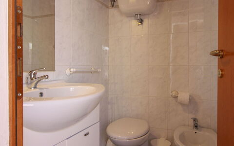 Il Viaggiolo: Lavabo Del Baño, Arreglo De Tubería, Baño, Lavabo, Diseño De Interiores, Piso, Suelo, Grifo, Habitación, Plomería