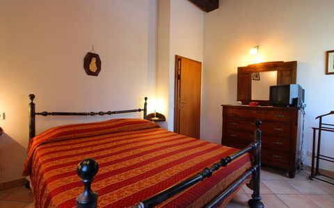 Il Viaggiolo: Habitación, Cama, Habitación, Mueble, Propiedad, Marco De La Cama, Sábana, Edificio, Suelo, Casa