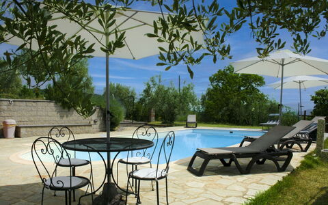 La Rogaia: Paraguas, Mueble, Mueble Para Exteriores, Sombra, Silla, Mesa Al Aire Libre, Maceta, Piscina, Diseño, Planta De Casa
