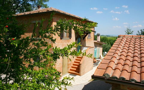 Podere San Bono: Edificio, Cielo, Planta, Ventana, Casa, Nube, Árbol, Cabaña, Madera, Paisaje