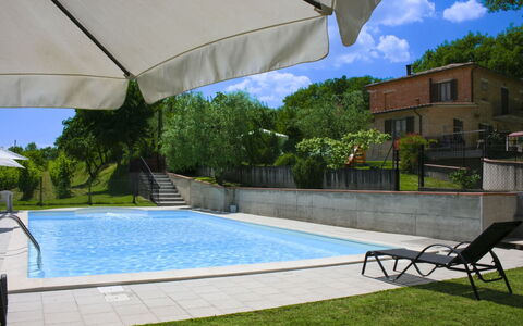Podere San Bono: Piscina, Recurso, Ocio, Material Compuesto, Mueble Para Exteriores, Sombra, Paraguas, Eco Hotel, Sunlounger, Paisajismo