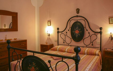 Podere San Bono: Mueble, Habitación, Diseño De Interiores, Encendiendo, Cama, Lecho, Piso, Sábana, Suelo, Marco De La Cama