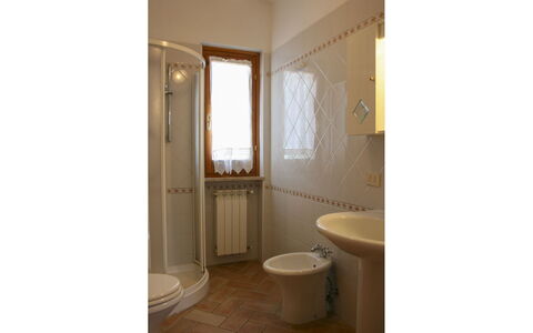 Podere San Bono: Pared, Piso, Suelo, Arreglo De Tubería, Diseño De Interiores, Baño, Lavabo Del Baño, Plomería, Habitación, Grifo