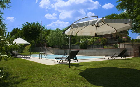 Podere San Bono: Piscina, Paraguas, Mueble Para Exteriores, Mueble, Sombra, Recurso, Sunlounger, Silla, Eco Hotel, Jardín