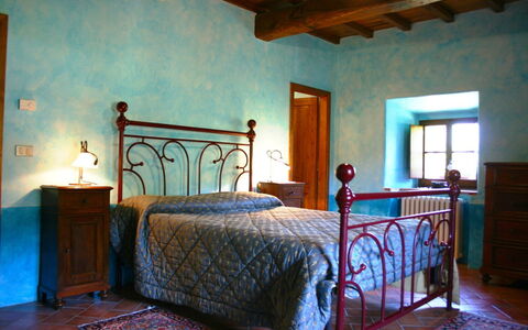 Torre di Vignale: Habitación, Cama, Habitación, Mueble, Propiedad, Marco De La Cama, Sábana, Edificio, Diseño De Interiores, Casa
