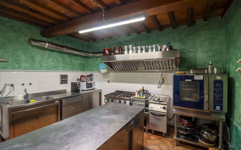 Torre di Vignale: Cocina, Mostrador, Aparato De Cocina, Diseño De Interiores, Piso, Techo, Encendiendo, Mueble, Electrodoméstico, Estufa De Cocina