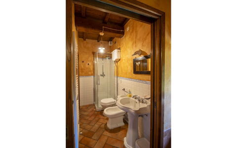 Torre di Vignale: Piso, Pared, Diseño De Interiores, Lavabo Del Baño, Suelo, Arreglo De Tubería, Madera, Baño, Lavabo, Techo
