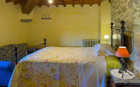 Torre di Vignale: Mueble, Pared, Habitación, Diseño De Interiores, Cama, Madera, Sábana, Piso, Linos, Habitación