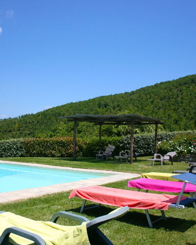Torre di Vignale: Cielo, Agua, Planta, Paisaje Natural, Piscina, Mueble Para Exteriores, Vegetación, Cuerpo De Agua, Sombra, Hierba