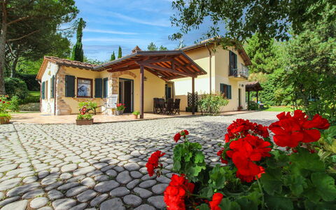 Villino Alba: Casa, Casa, Cabaña, Puerta, Jardín, Entrada De Coches, Sombra, Inmuebles, Yarda, Patio Interior