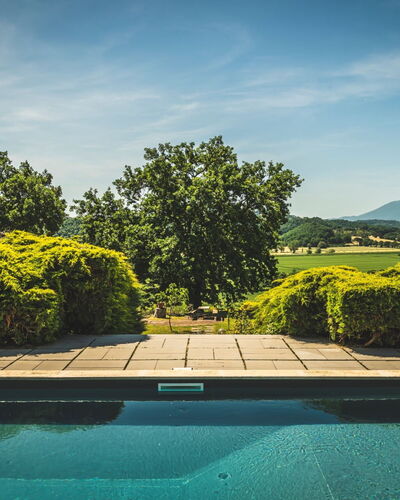 Poggio Falcone: Agua, Nube, Cielo, Planta, Los Recursos Hídricos, Paisaje Natural, Azur, Rectángulo, Piscina, Vegetación