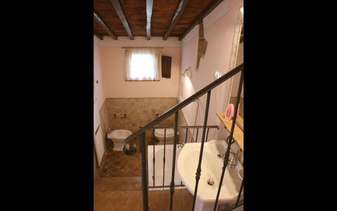 Podere della Crocchia: Habitación, Escalera, Casa, Pretil, Edificio, Techo, Madera, La Luz Del Día, Suelo