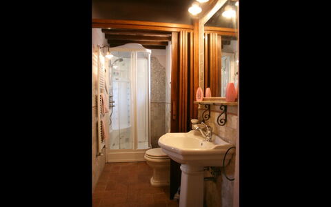Podere della Crocchia: Baño, Habitación, Propiedad, Diseño De Interiores, Encendiendo, Casa, Edificio, Casa, Mueble, Techo