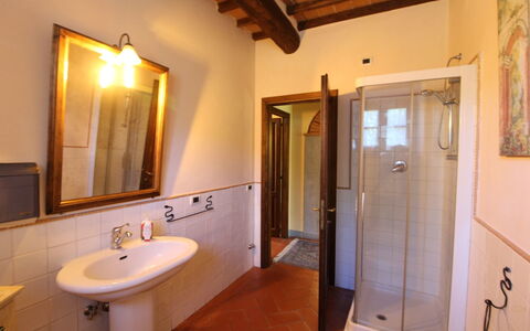 La Quiete: Propiedad, Habitación, Baño, Edificio, Diseño De Interiores, Pared, Casa, Mueble De Baño, Lavabo, Bienes Raíces