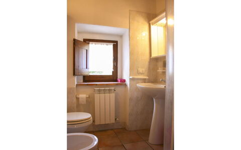 Borgo Antico: Pared, Piso, Suelo, Madera, Arreglo De Tubería, Diseño De Interiores, Baño, Lavabo Del Baño, Habitación, Plomería