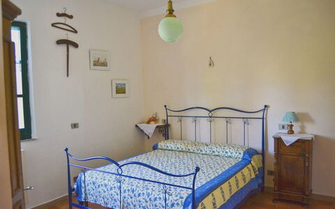 Villa Cantagallo: Habitación, Habitación, Cama, Mueble, Propiedad, Sábana, Marco De La Cama, Producto, Suelo, Lecho