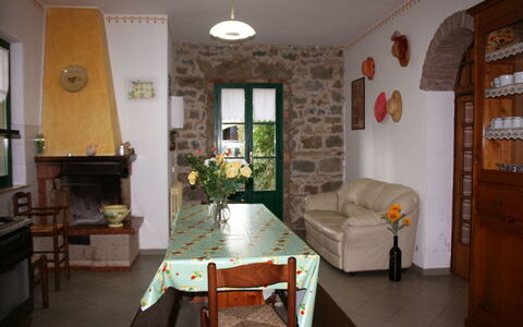 Villa Cantagallo: Habitación, Propiedad, Edificio, Casa, Mueble, Diseño De Interiores, Suelo, Mesa, Bienes Raíces, Comedor