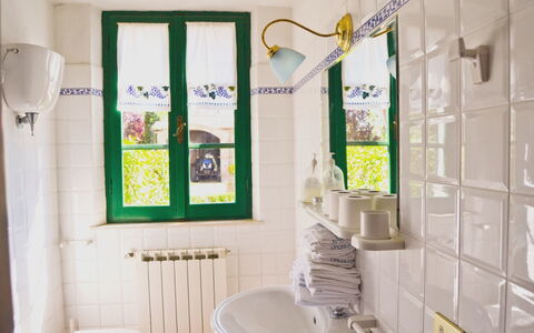 Villa Cantagallo: Baño, Habitación, Verde, Propiedad, Amarillo, Diseño De Interiores, Pared, Casa, Loseta, Casa