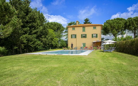 Villa Cantagallo: Piscina, Inmuebles, Jardín, Ocio, Mueble Para Exteriores, Hacienda, Césped, Villa, Yarda, Paisajismo