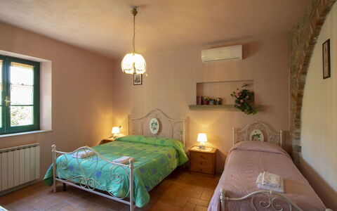 Villa Cantagallo: Mueble, Diseño De Interiores, Cama, Habitación, Pared, Sábana, Piso, Lecho, Habitación, Techo