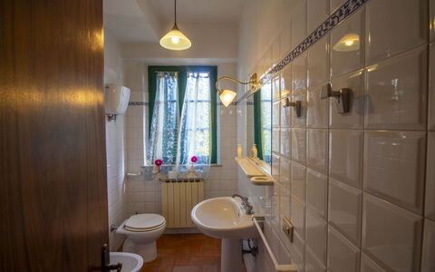 Villa Cantagallo: Pared, Piso, Lavabo Del Baño, Diseño De Interiores, Suelo, Arreglo De Tubería, Baño, Plomería, Grifo, Lámpara