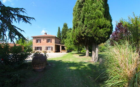 Villa Cecilia: Cielo, Planta, Paisaje Natural, Árbol, Ventana, Nube, Edificio, Hierba, Paisaje, Bienes Raíces