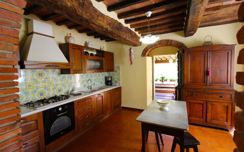 Villa Cecilia: Habitación, Propiedad, Edificio, Mueble, Diseño De Interiores, Mostrador, Cocina, Casa, Haz, Gabinetes