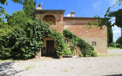 Villa Cecilia: Casa, Casa, Inmuebles, Cabaña, Césped, Jardín, Paisajismo, Casa De Campo, Hacienda, Yarda