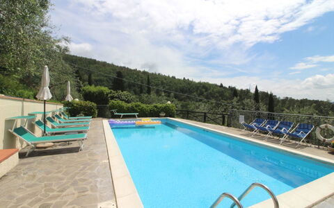 Agriturismo Arcobaleno: Agua, Cielo, Nube, Planta, Piscina, Árbol, Azur, Silla, Mueble Para Exteriores, Edificio