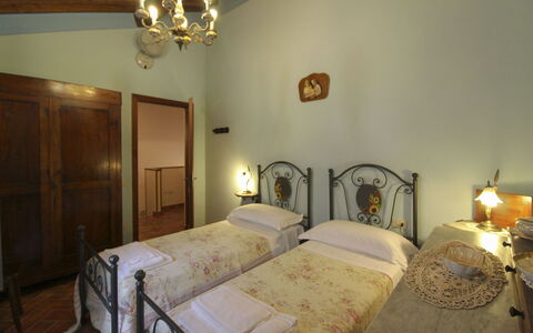 Agriturismo Ca di Vestro: Pared, Diseño De Interiores, Mueble, Techo, Habitación, Suelo, Cama, Piso, Habitación, Encendiendo