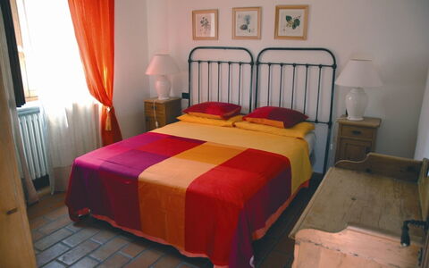 Villa Iris: Habitación, Cama, Habitación, Mueble, Propiedad, Sábana, Marco De La Cama, Diseño De Interiores, Suelo, Lecho
