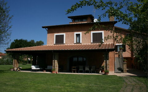 Villa Iris: Cielo, Planta, Edificio, Propiedad, Ventana, Árbol, Casa, Sombra, Hierba, Vía Muerta