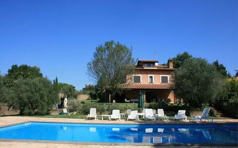 Villa Iris: Cielo, Agua, Edificio, Planta, Propiedad, Ventana, Árbol, Casa, Piscina, El Terreno Del Lote