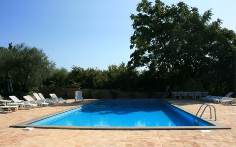Villa Iris: Agua, Cielo, Los Recursos Hídricos, Piscina, Naturaleza, Azur, Sombra, Rectángulo, Árbol, Hierba